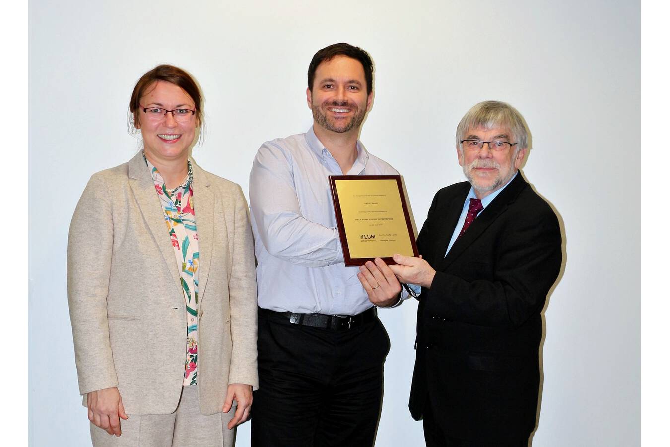 Fr. Lerche-Merchant (COO LUM GmbH), Hr. Filho (Best Distributor 2019, AUTEC, Brazil), Prof. Dr. Dr. Lerche (Geschäftsführer LUM GmbH)