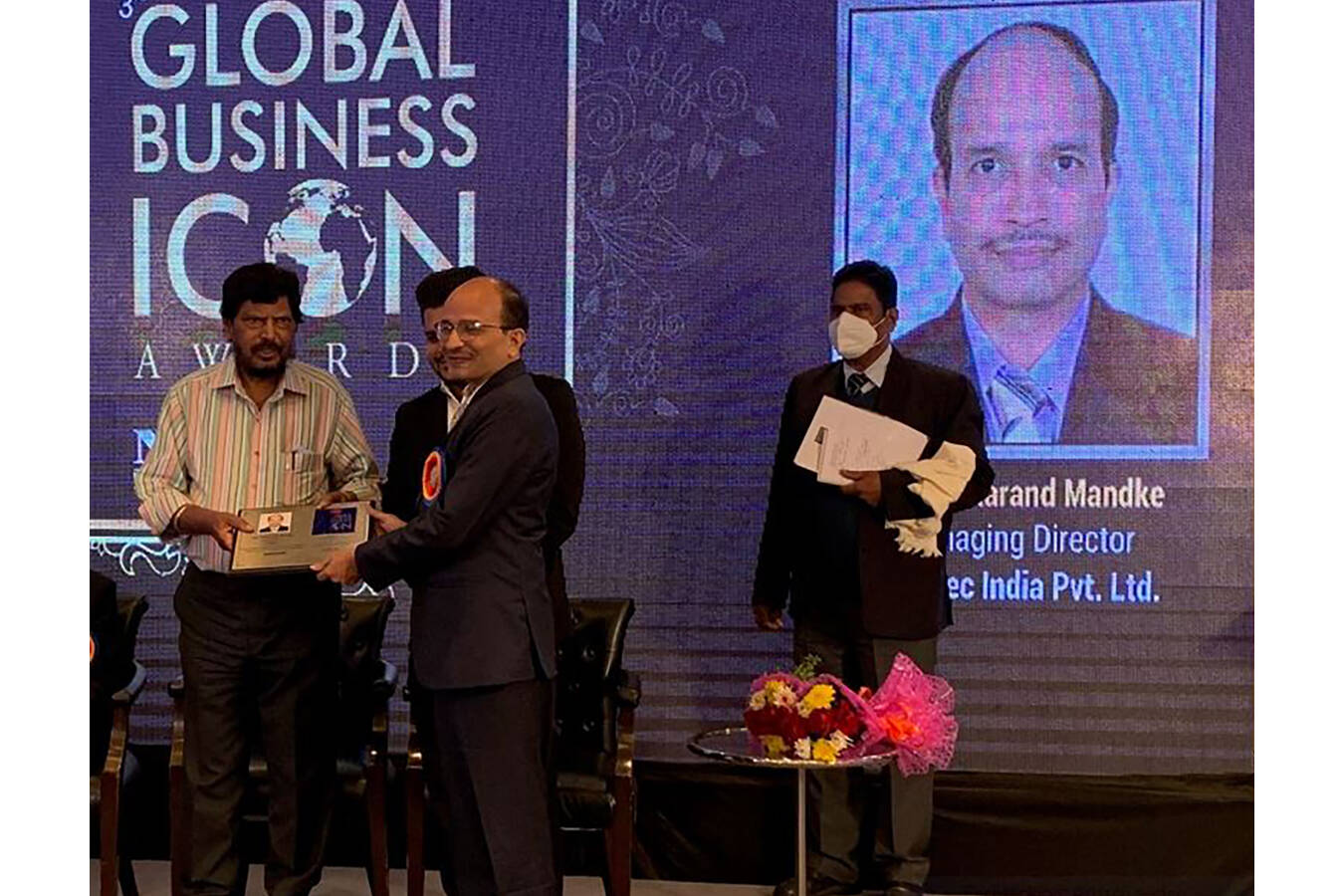 Makarand Mandke, Managing Director of Sesotec India (front), is delighted to be presented with the “Global Business Icon Award 2021”