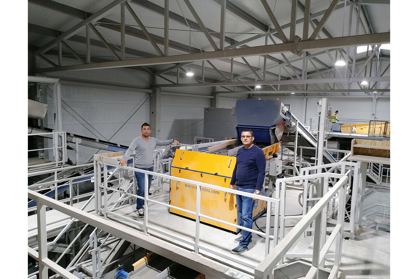 Inhaber Mátyás Máthé (links) und Geschäftsführer Ferenc Aszódi (rechts) sind sehr zufrieden mit der Leistung der SPEKTRUM-Glassortiersysteme (Bild: Sesotec GmbH) 