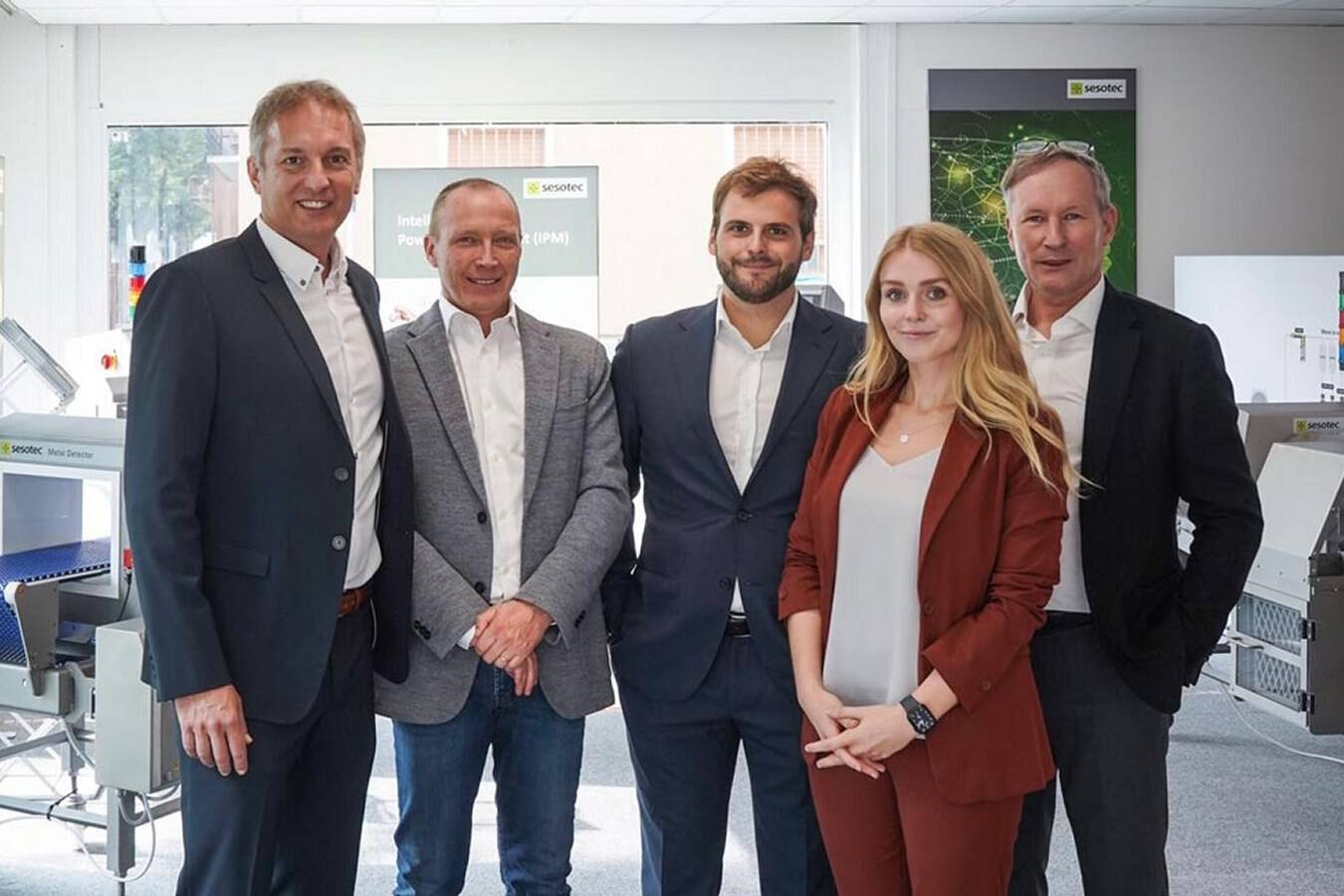 The Sesotec team - from left to right Paolo Mauri, Ulf Stöckelmann and Paolo Regazzoni as well as Franziska Lechner and Joachim Schulz - are pleased with the successful showroom near Milan in Varedo (Photo: Sesotec GmbH)