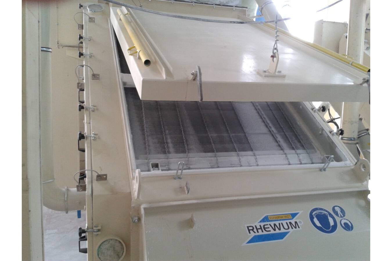 Screening machines as sifters in sugar processing
