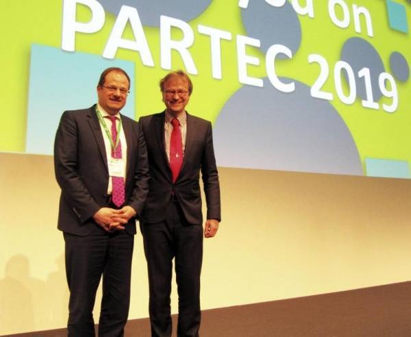 Passing on the baton in Nuremberg: Professor Stefan Heinrich (left) is the new Chair of PARTEC 2019. He is taking over from Professor Hermann Nirschl (right), who was responsible for PARTEC 2016. Source: VDI e.V.
