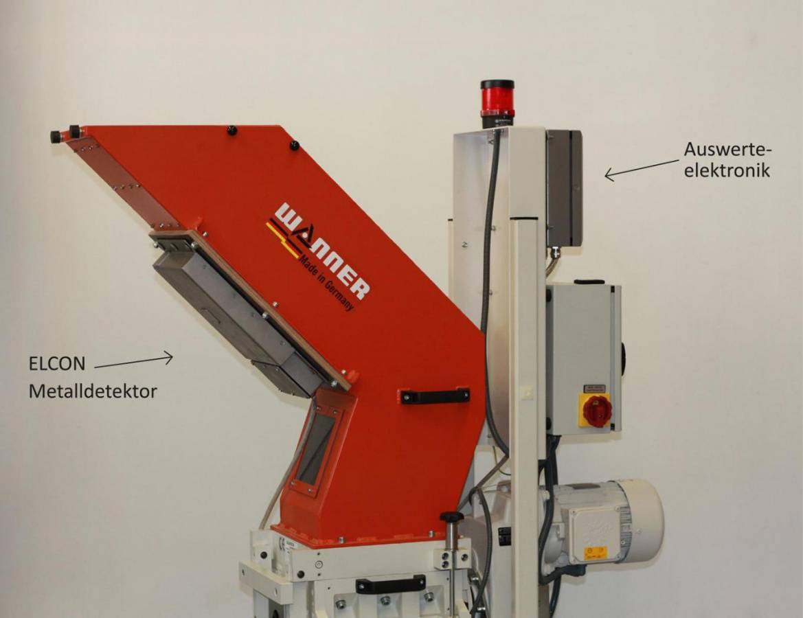 Metal detector ELCON from Sesotec installed below the material chute of the Xtra granulator from Wanner.