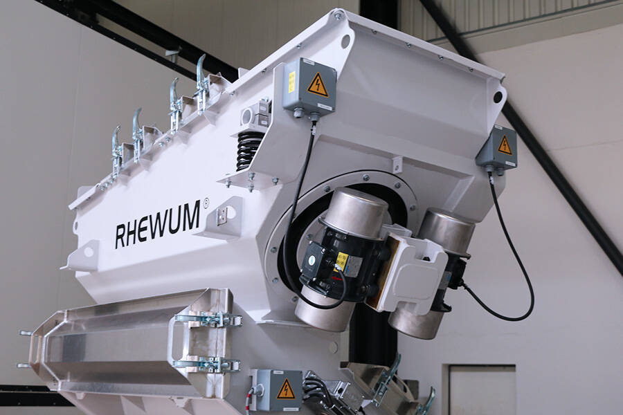 RHEWUM solution for optimal distribution and integrated pre-screening Effortless screening of lumps with the Rhewum sv-S feeder